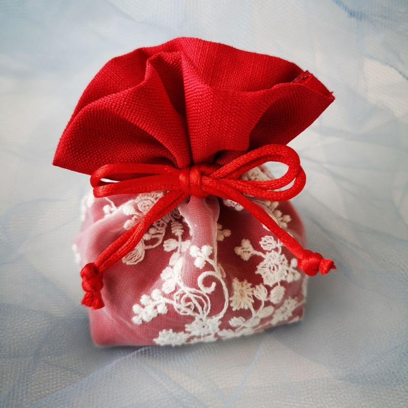 Two-Tone Lace Drawstring Gift Bag with Contrast Closure